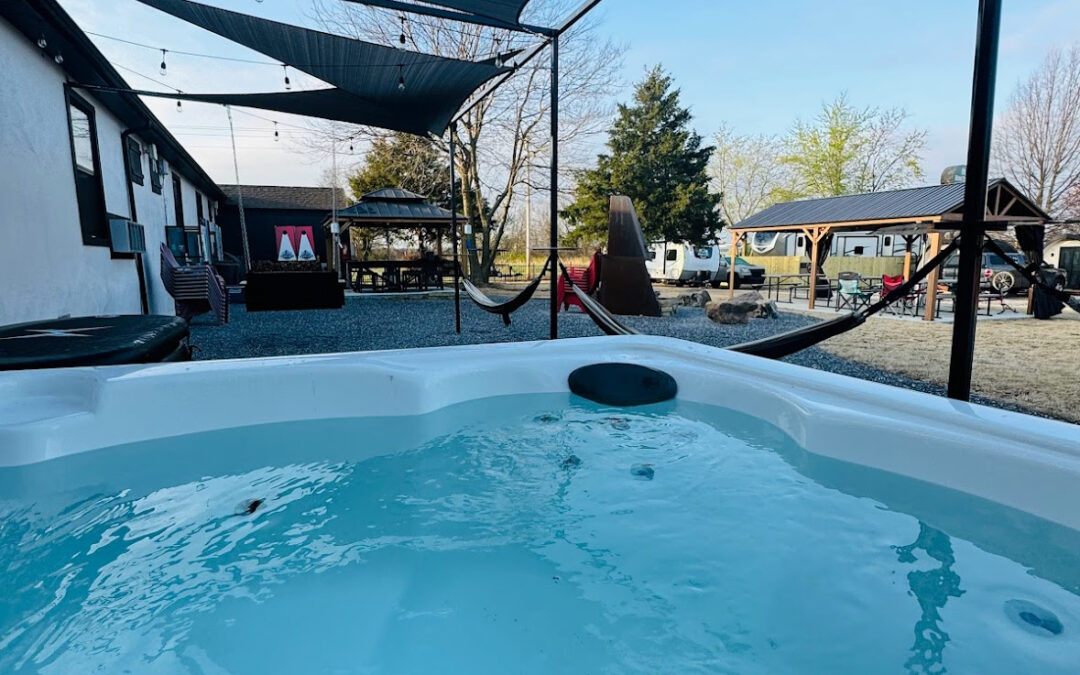 Bentonville hotel with hot tub and sauna near Downtown Bentonville